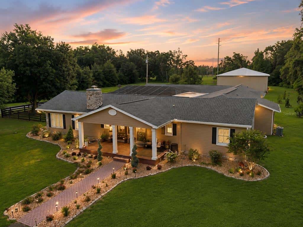 Single Family Residence in BROOKSVILLE