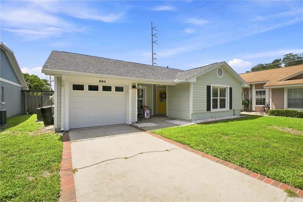 Single Family Residence in PALM HARBOR