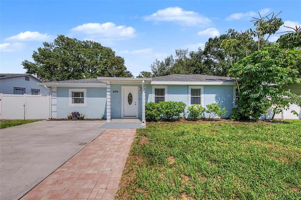 Single Family Residence in TAMPA