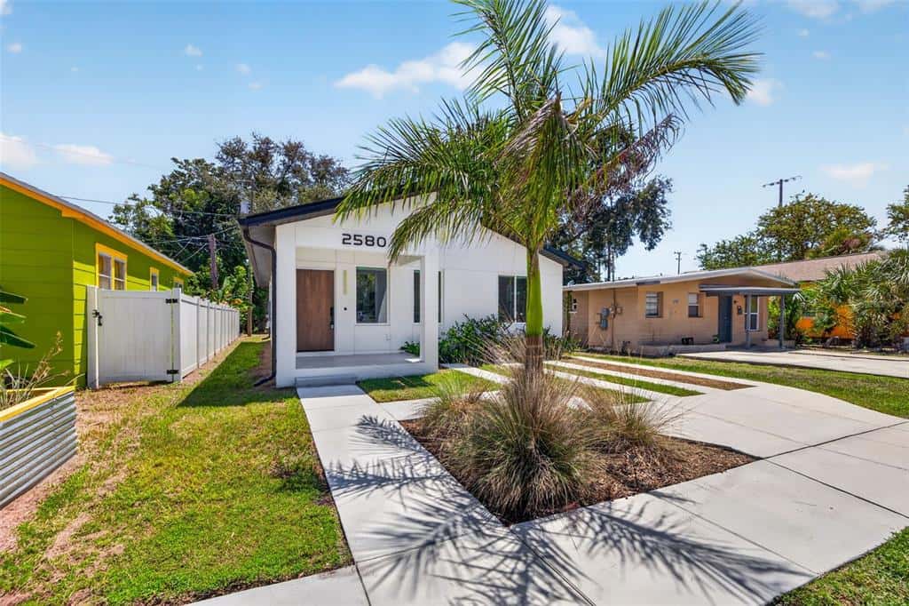Single Family Residence in ST PETERSBURG