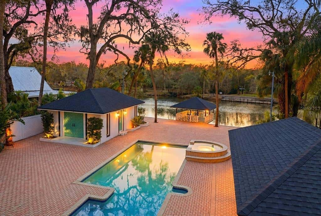 Single Family Residence in TAMPA
