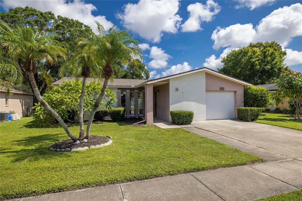 Single Family Residence in PINELLAS PARK