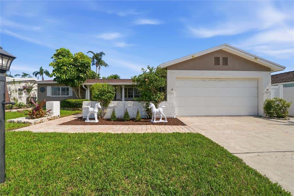 Single Family Residence in LARGO