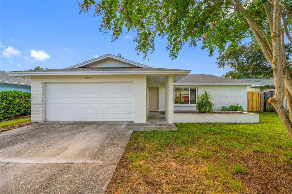Single Family Residence in PINELLAS PARK