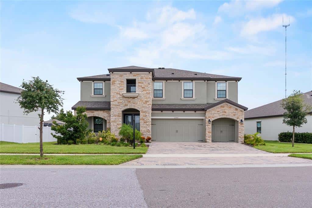 Single Family Residence in RIVERVIEW