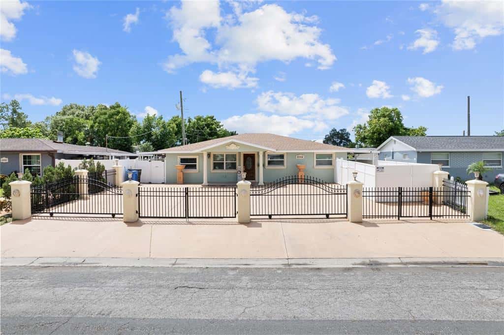 Single Family Residence in TAMPA