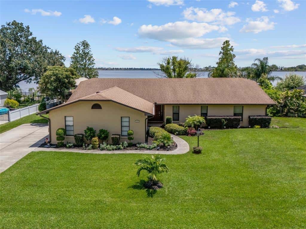 Single Family Residence in AUBURNDALE