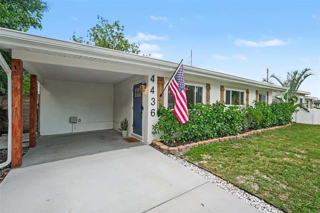 Single Family Residence in TAMPA