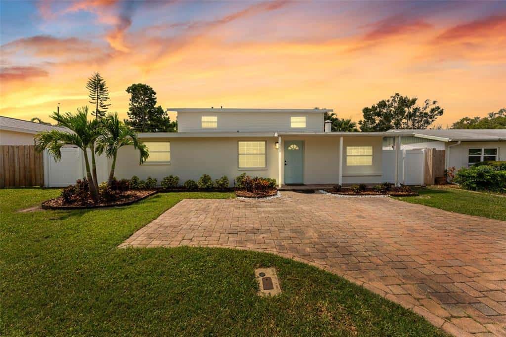Single Family Residence in LARGO