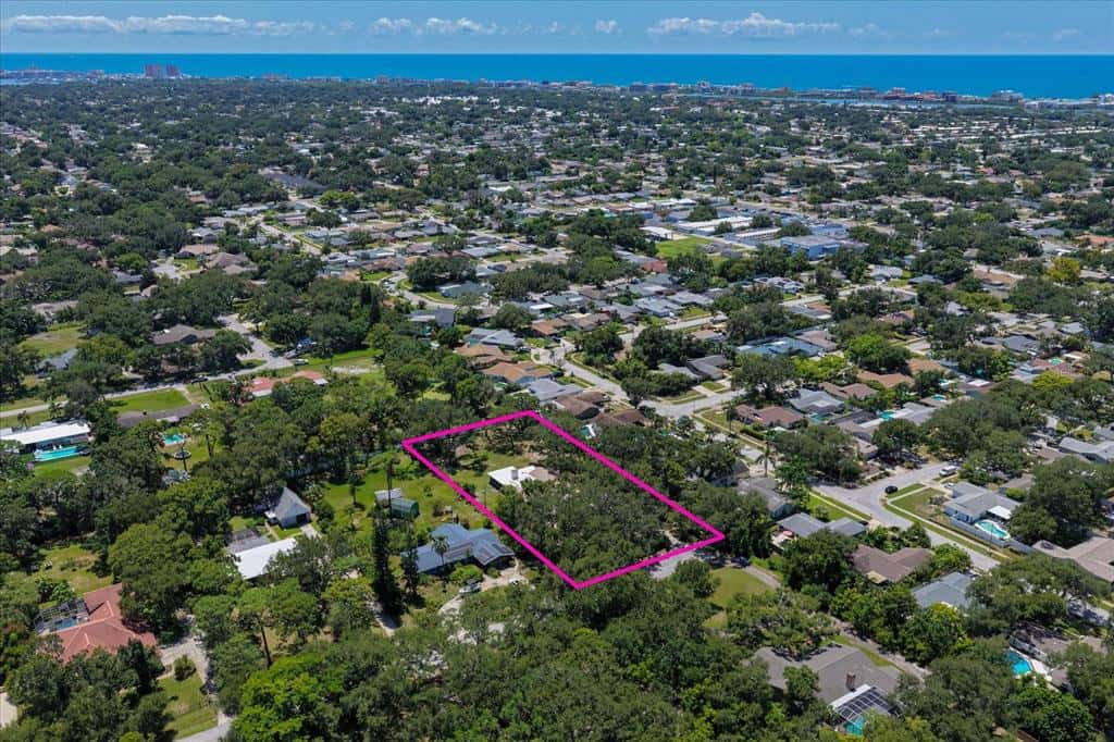 Single Family Residence in LARGO