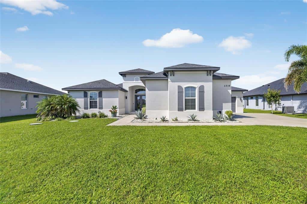 Single Family Residence in WIMAUMA