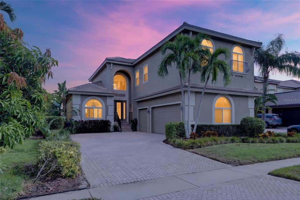 Single Family Residence in APOLLO BEACH