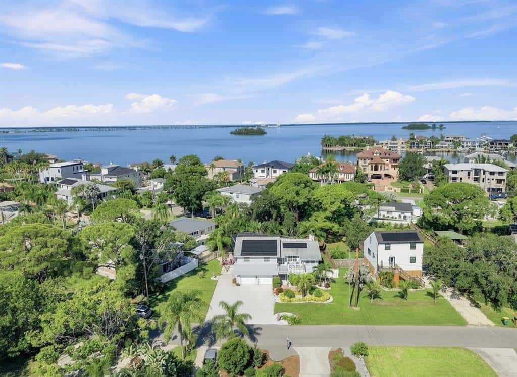 Single Family Residence in PALM HARBOR
