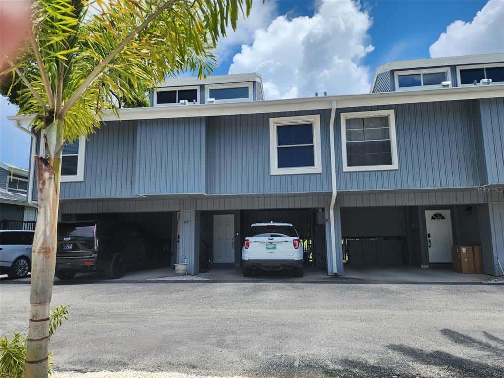 Condominium in TARPON SPRINGS
