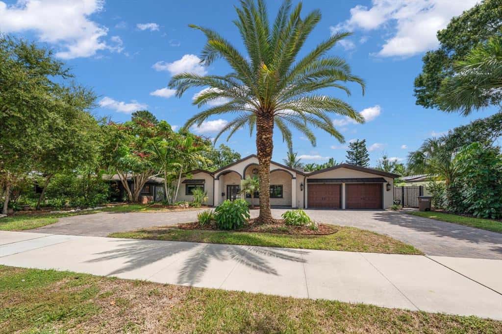 Single Family Residence in BELLEAIR