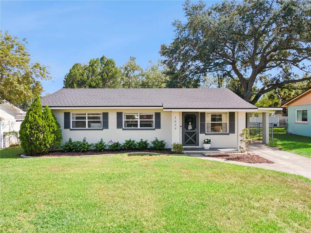 Single Family Residence in LAKELAND