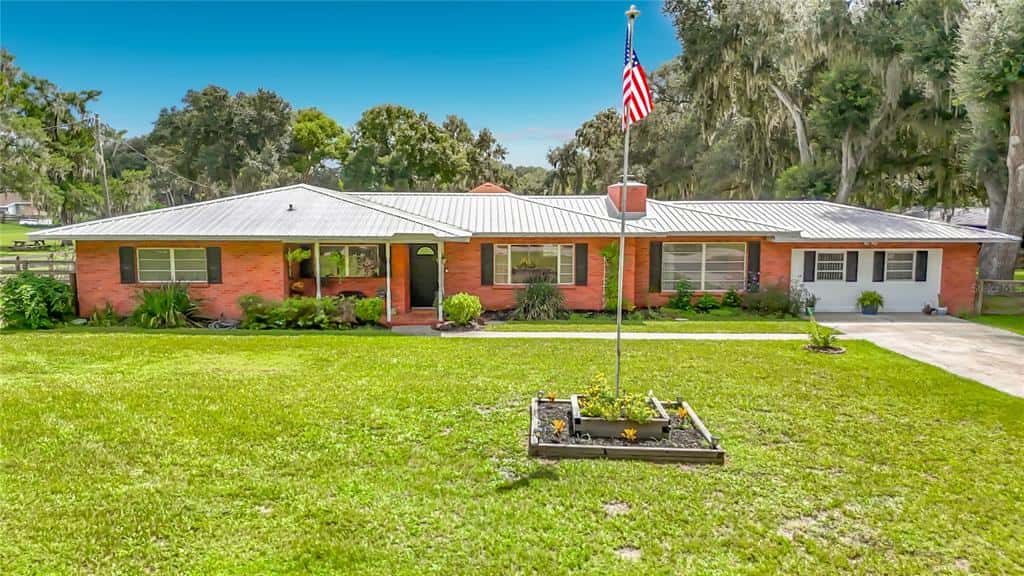 Single Family Residence in LAKELAND