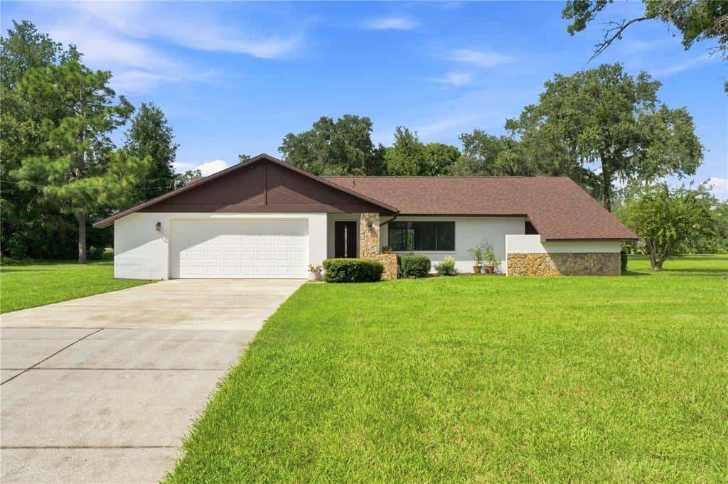 Single Family Residence in SPRING HILL