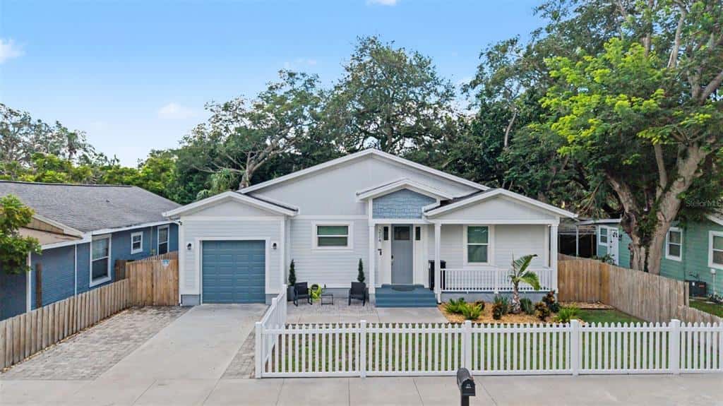 Single Family Residence in TAMPA