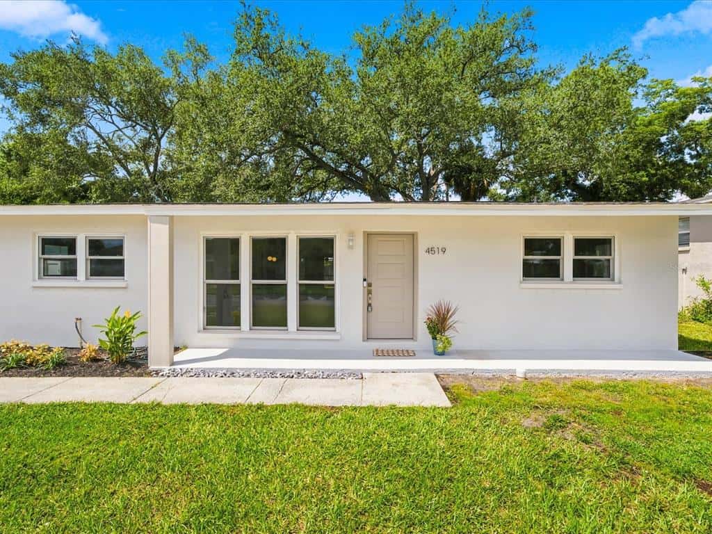 Single Family Residence in TAMPA
