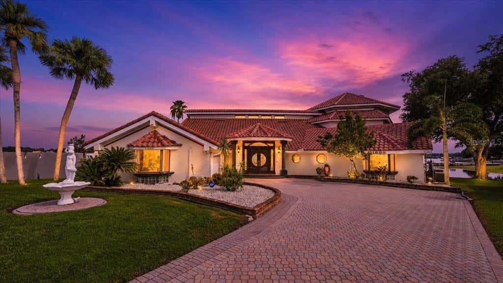 Single Family Residence in TAMPA