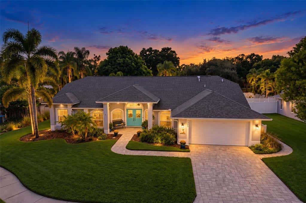 Single Family Residence in PALM HARBOR