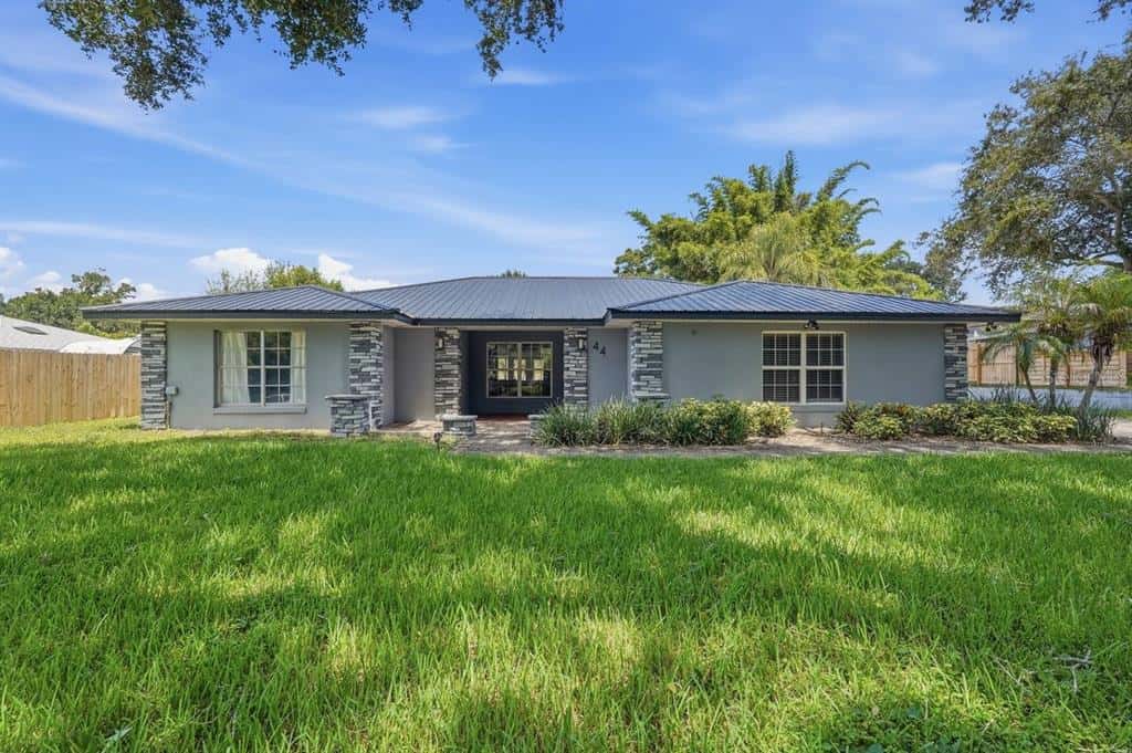 Single Family Residence in WINTER HAVEN