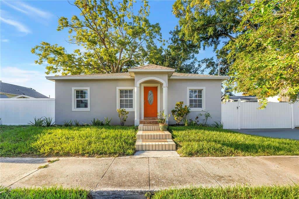 Single Family Residence in TAMPA