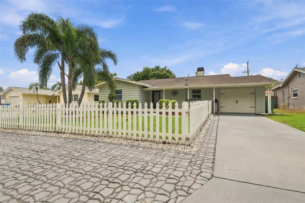 Single Family Residence in SEMINOLE