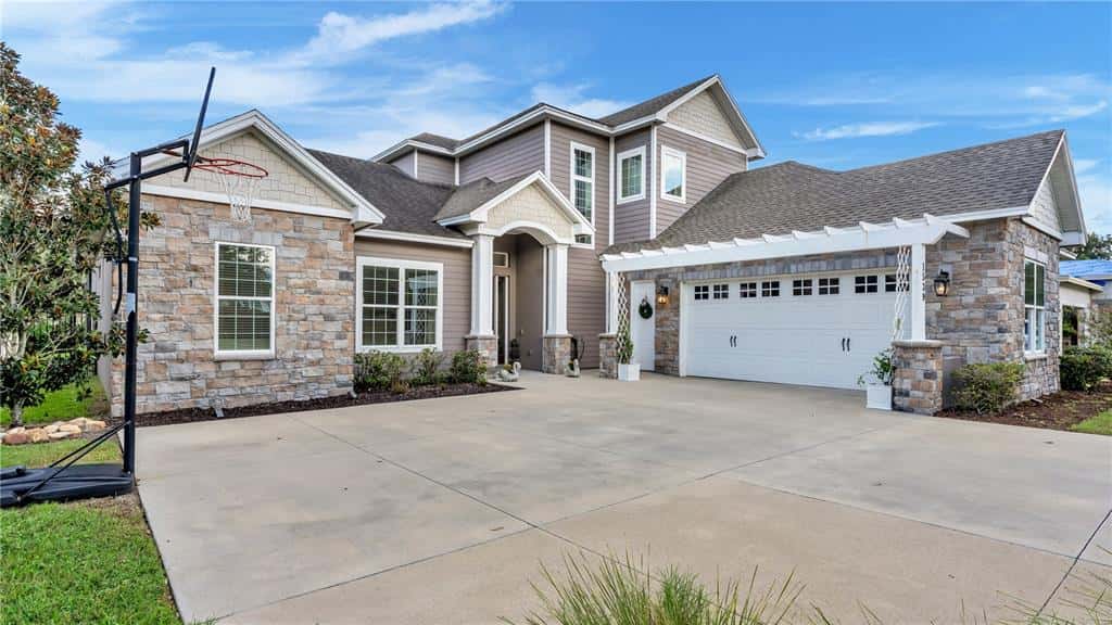 Single Family Residence in LAKELAND