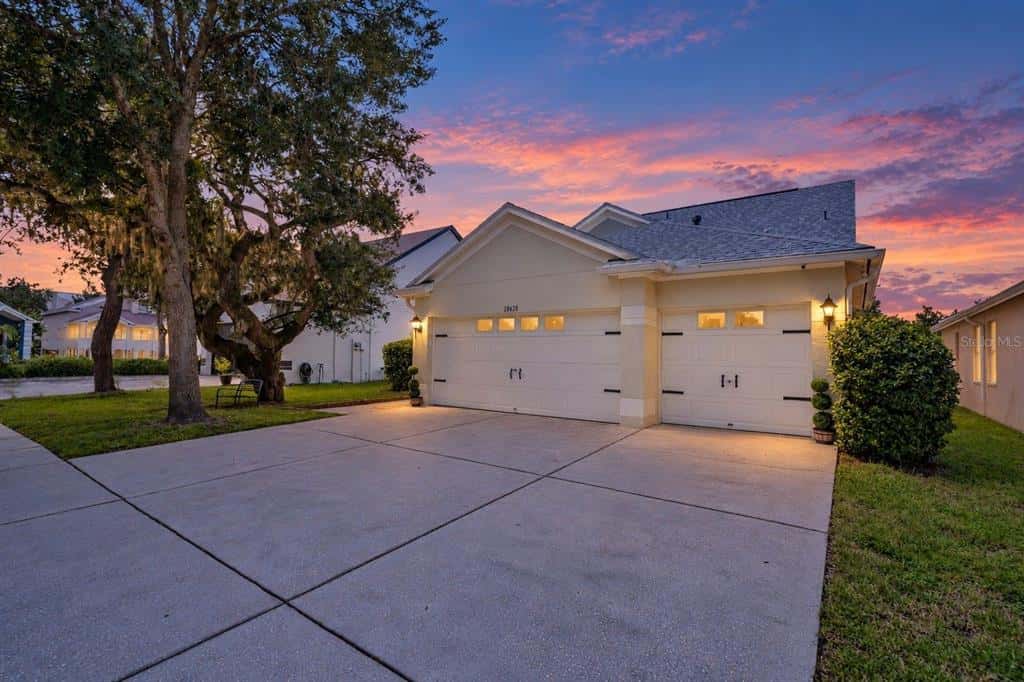 Single Family Residence in TEMPLE TERRACE