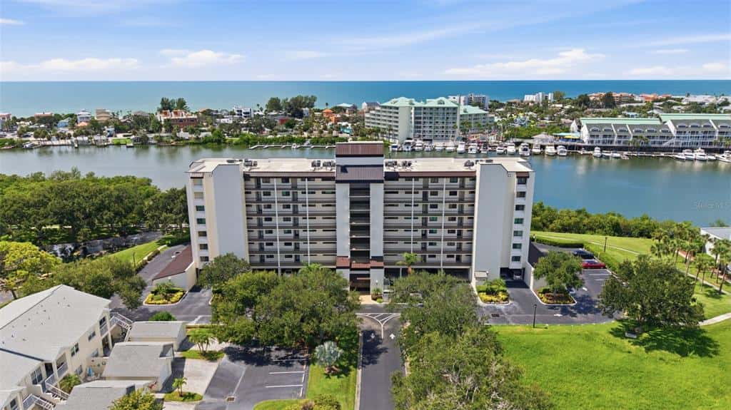 Condominium in LARGO