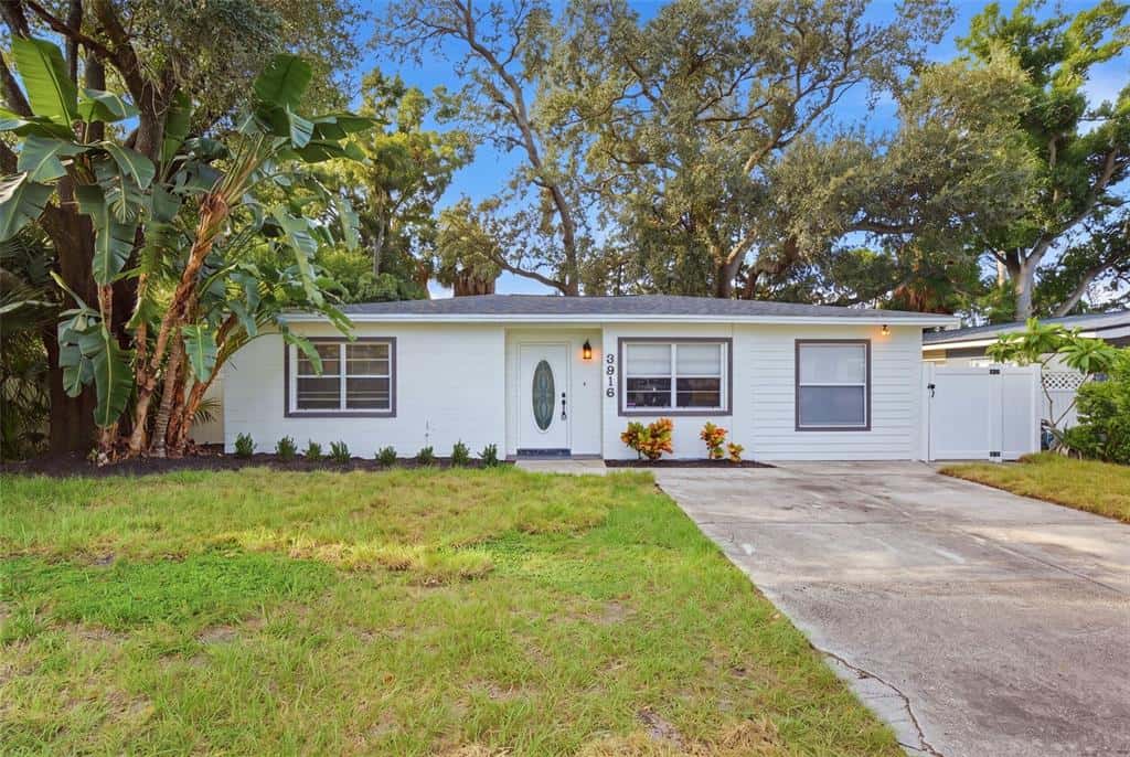 Single Family Residence in TAMPA