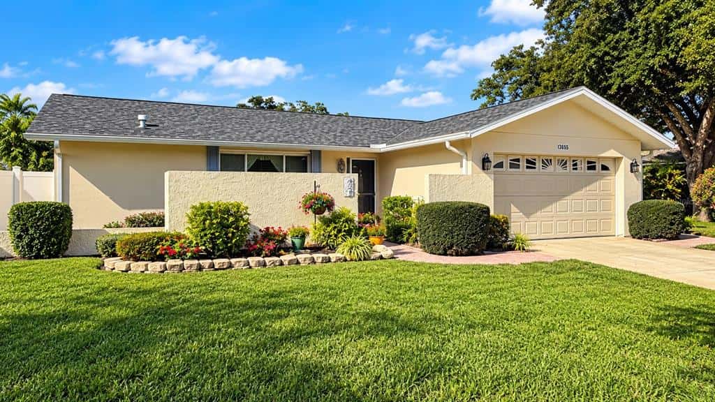 Single Family Residence in LARGO