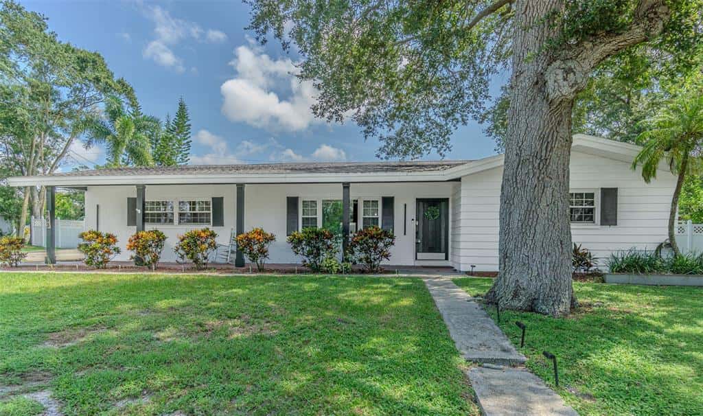 Single Family Residence in LARGO