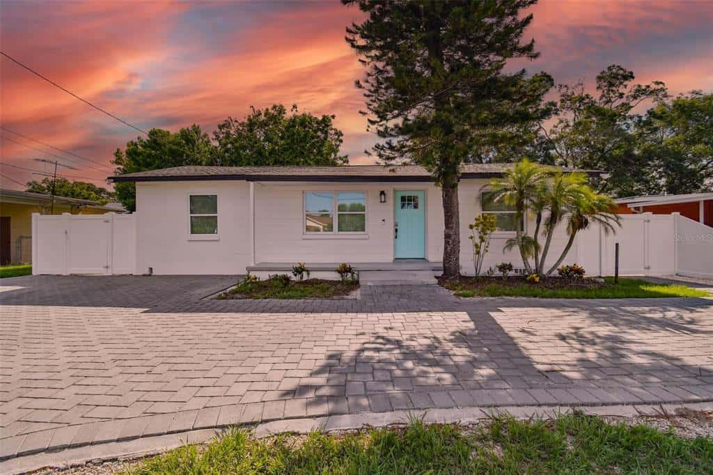 Single Family Residence in TAMPA