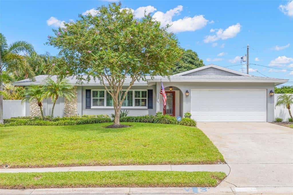 Single Family Residence in LARGO