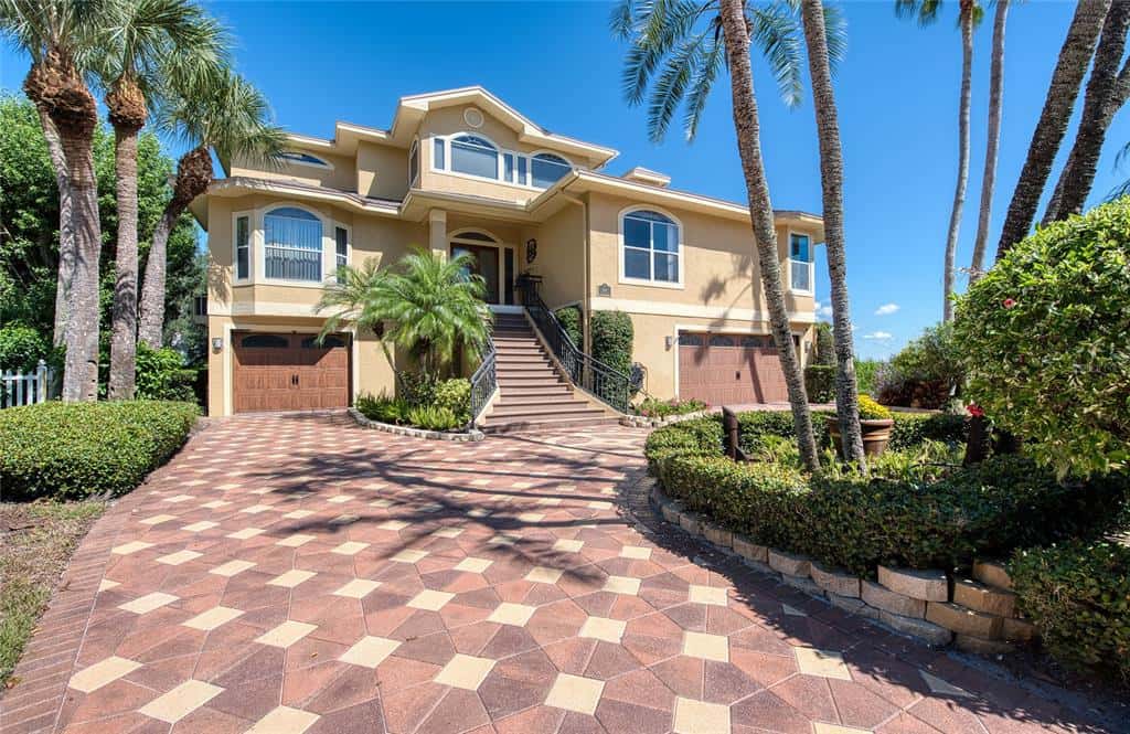 Single Family Residence in SAFETY HARBOR