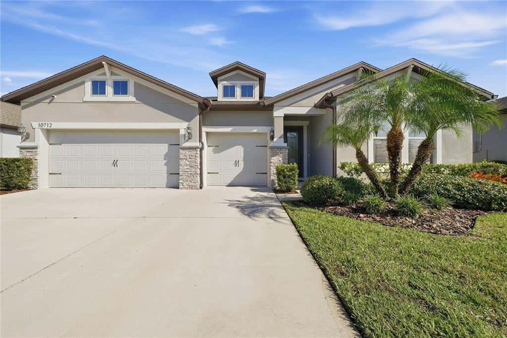 Single Family Residence in RIVERVIEW