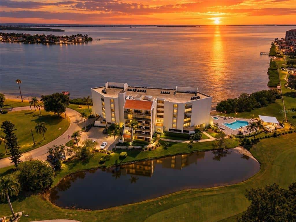 Condominium in ST PETERSBURG