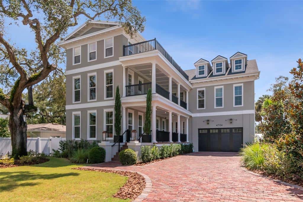 Single Family Residence in TAMPA