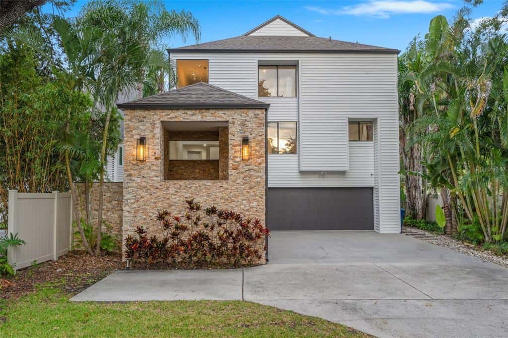 Single Family Residence in TAMPA