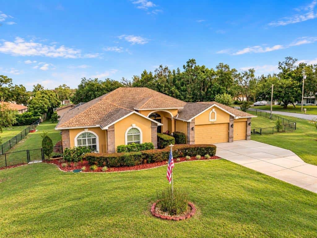 Single Family Residence in SPRING HILL
