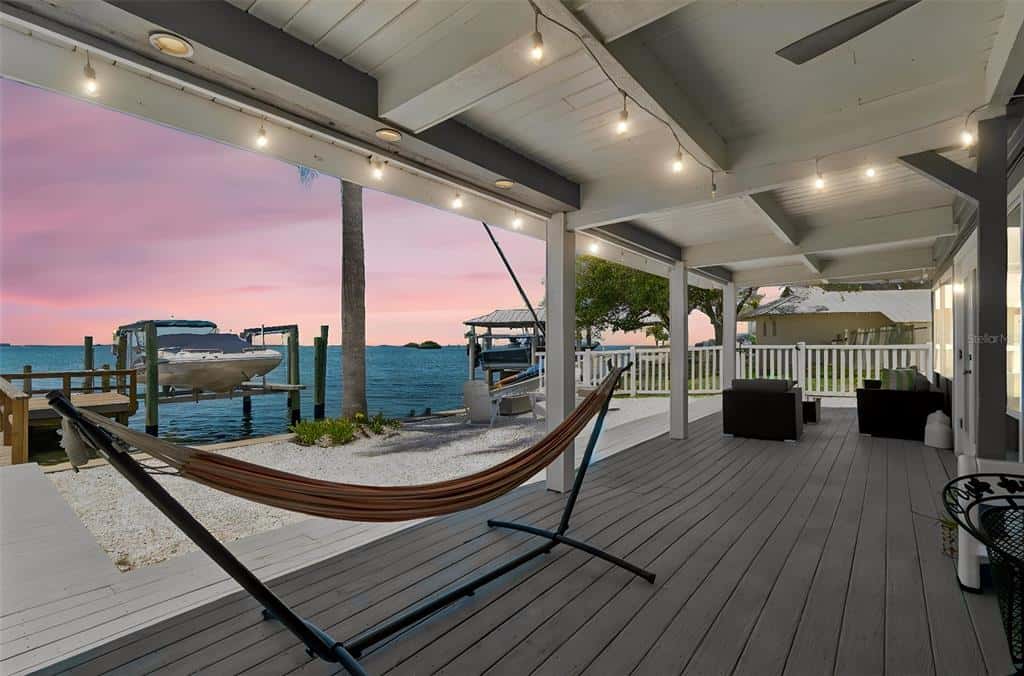 Single Family Residence in PALM HARBOR