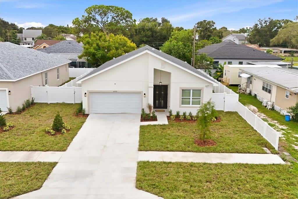 Single Family Residence in PINELLAS PARK