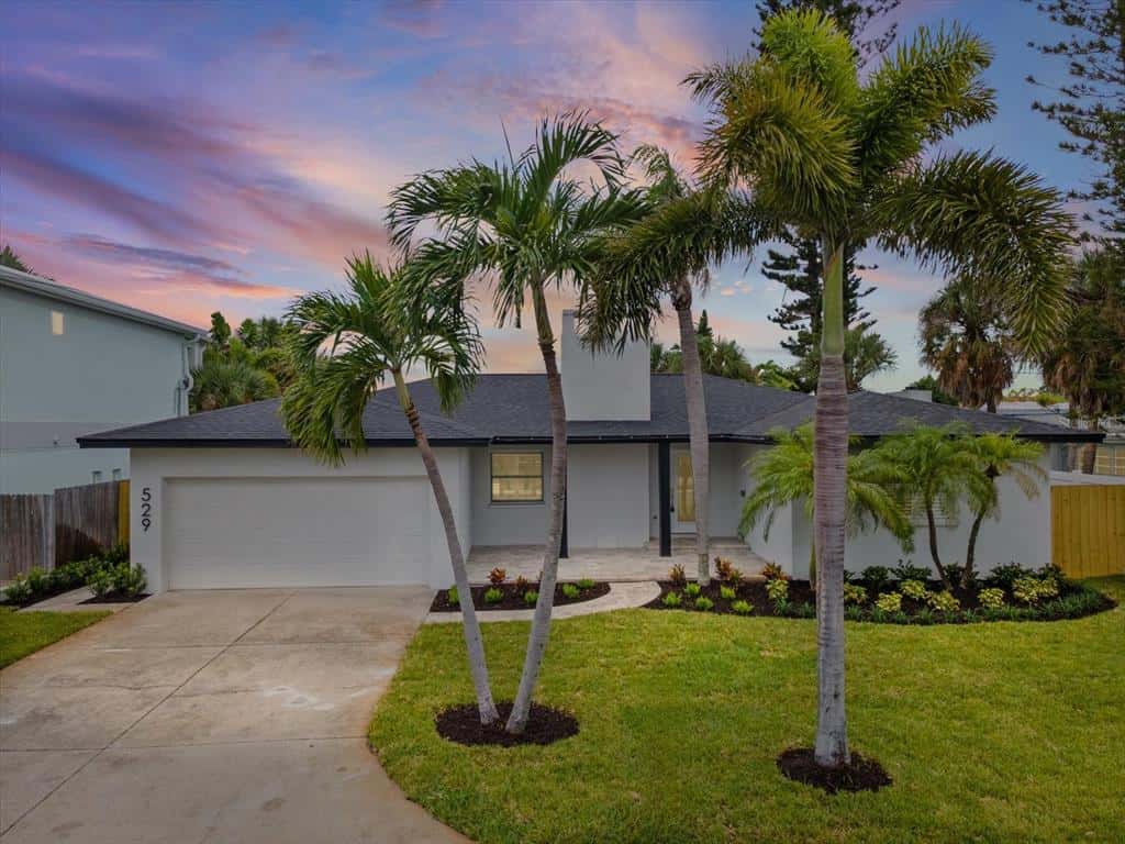 Single Family Residence in ST PETE BEACH