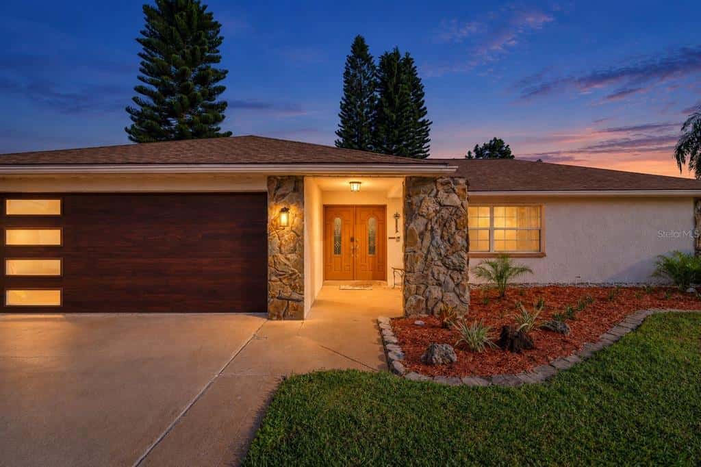 Single Family Residence in PALM HARBOR