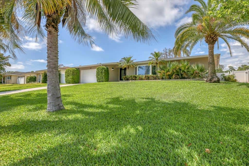Single Family Residence in LARGO