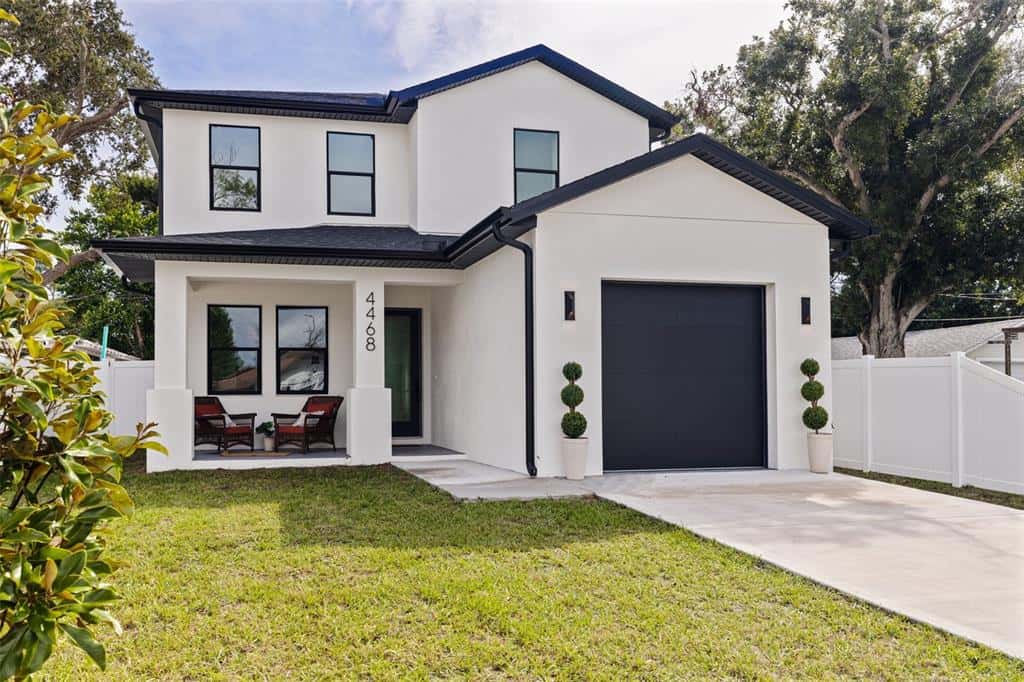 Single Family Residence in ST PETERSBURG