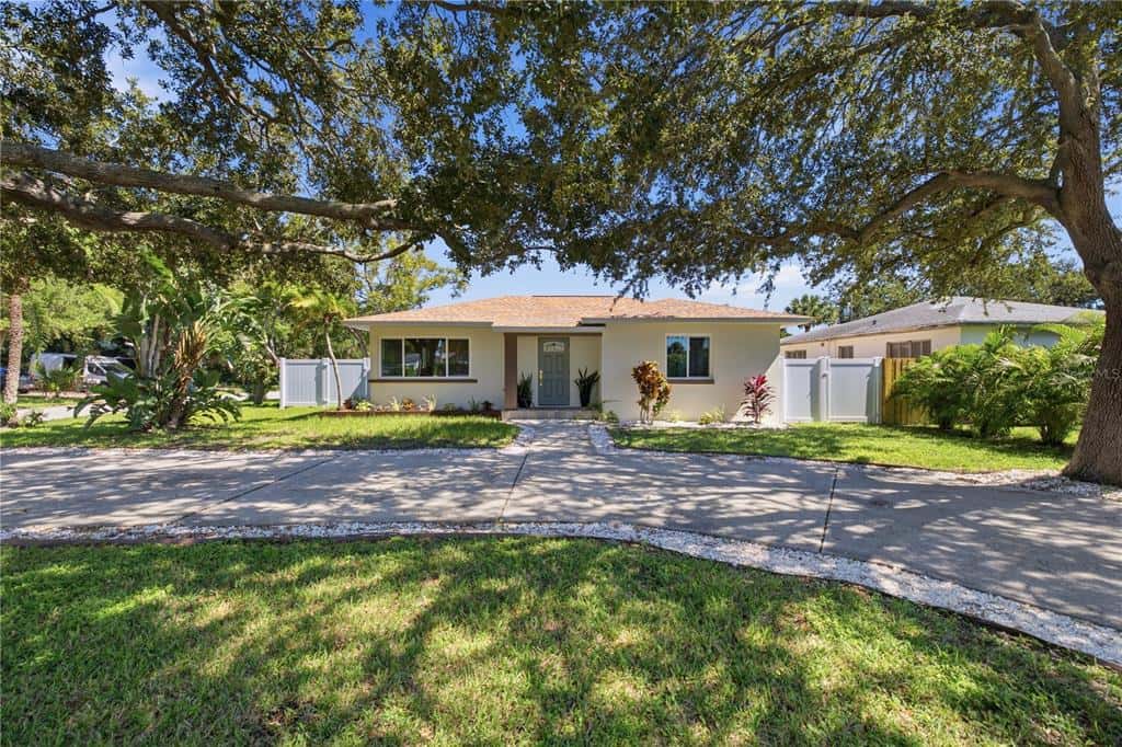 Single Family Residence in GULFPORT